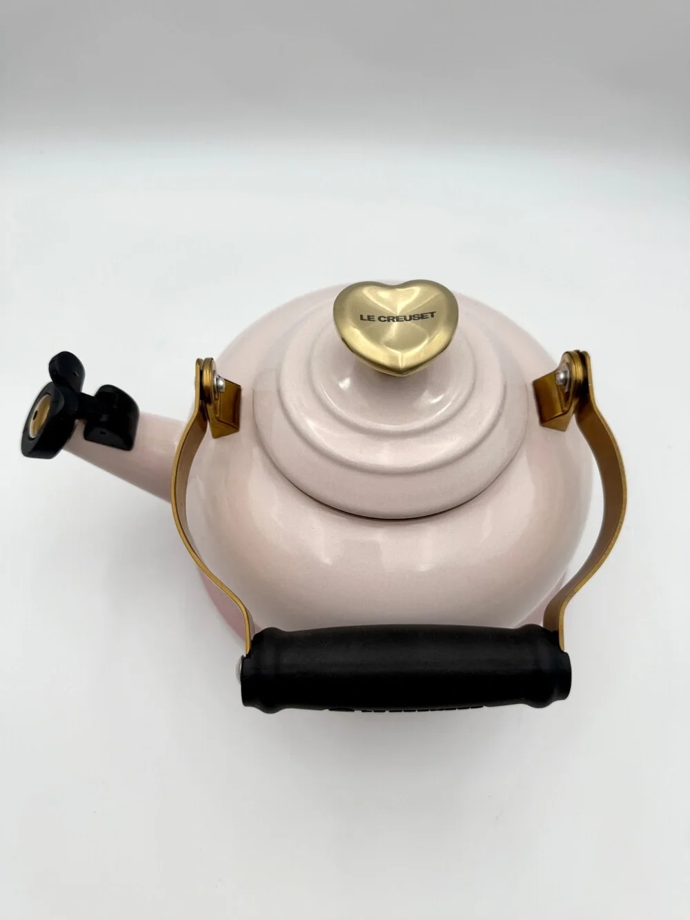 Le Creuset Classic Stovetop Kettle 1.7Qt - Shell Pink w/ Gold Trim & Heart Knob